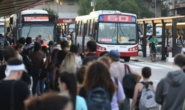 Viajar al Trabajo, Un Lujo Impagable: El Transporte Público se Devora los Salarios
