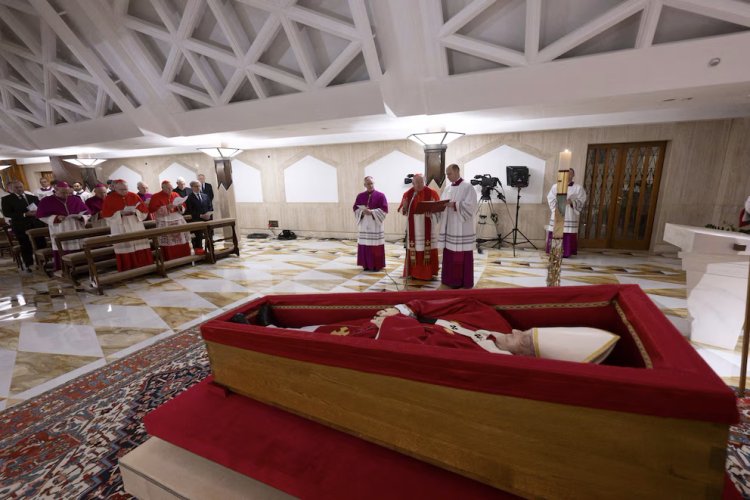 El Vaticano difundió las primeras imágenes del papa Francisco tras su fallecimiento