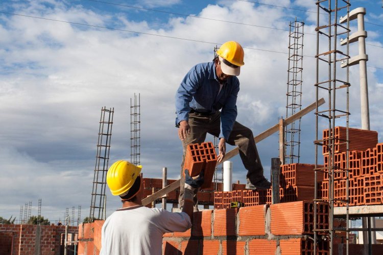 Construcción en crisis: mejora en ventas, pero crecen los despidos y suspensiones