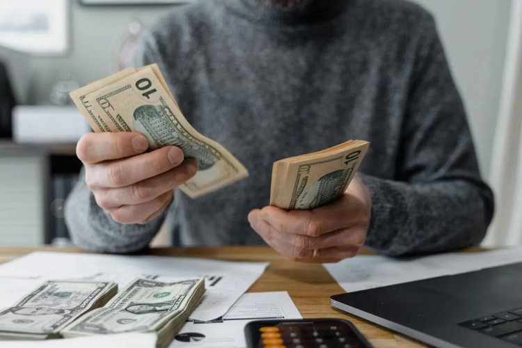 El Gobierno Legitima el Dinero Negro con Insólito Blanqueo "a Medias"