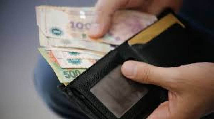 El Gobierno aprieta el cinturón de los trabajadores: Impone un "cepo" salarial en Comercio y desata la furia sindical