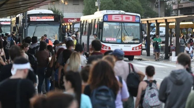 Viajar al Trabajo, Un Lujo Impagable: El Transporte Público se Devora los Salarios