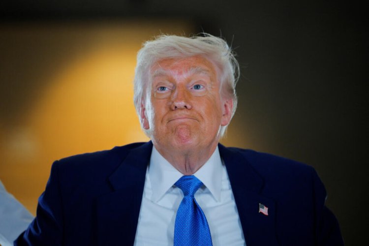 Donald Trump amenaza con imponer un arancel del 25% a los iPhones si Apple no los fabrica en Estados Unidos