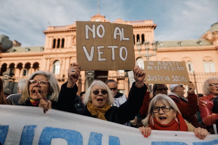 El Gobierno redobla la apuesta contra los jubilados y amenaza con vetar el aumento votado en Diputados