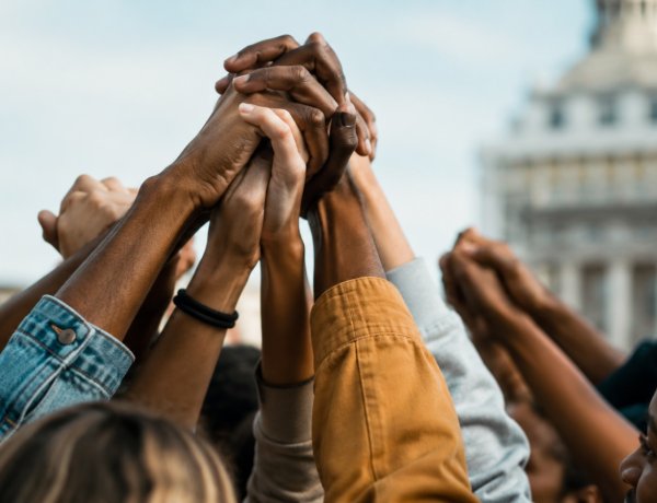 La democracia y la justicia social nos necesitan unidos