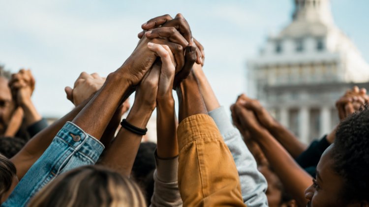 La democracia y la justicia social nos necesitan unidos